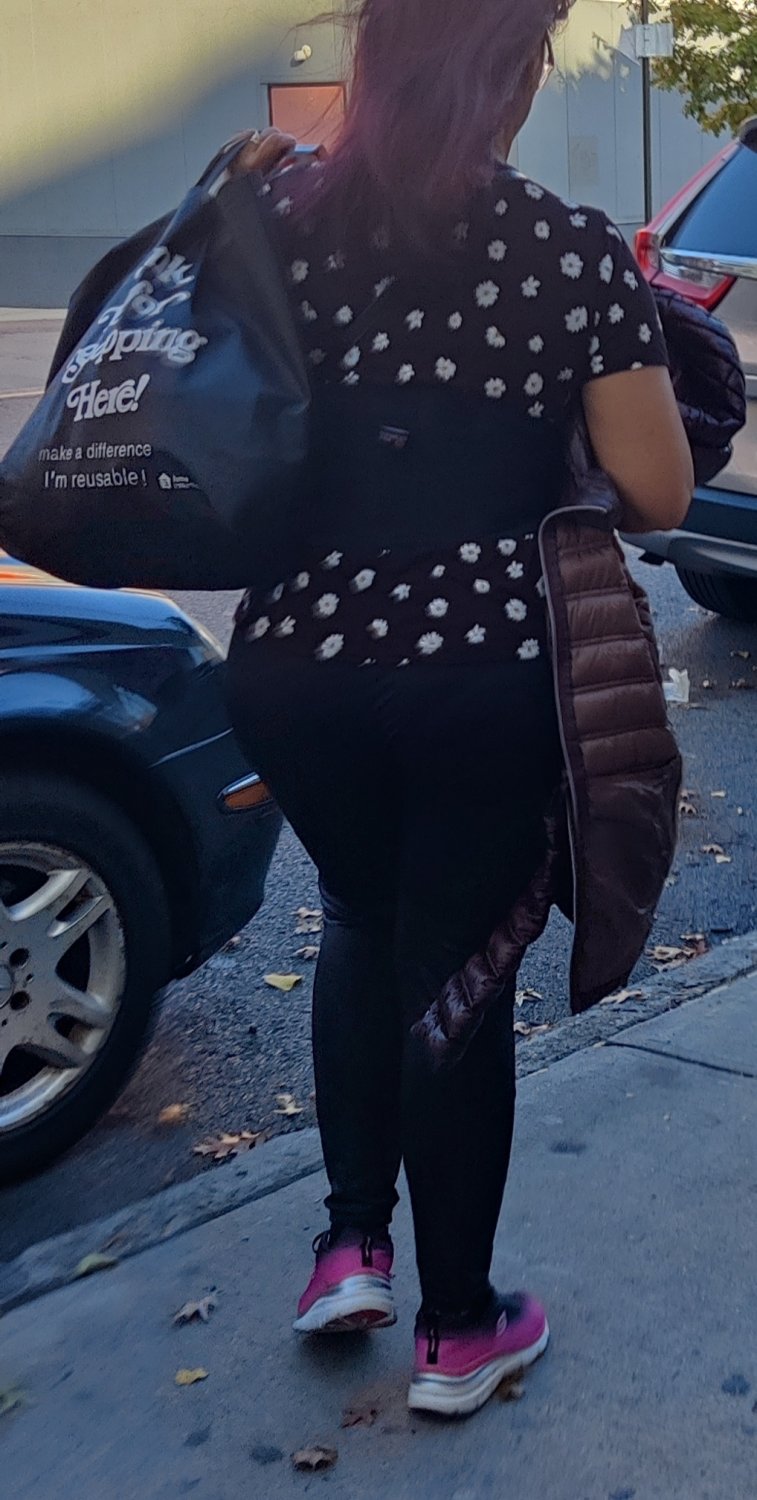 Grandma's body are getting ridiculous, she didn't mind being looked at and complimented #WwtpxpJj